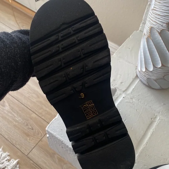 Shoes - Picture 2 of 4